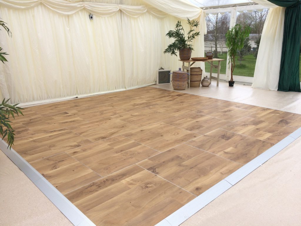 Colour: Auckland Oak / Silver Anodised Edging